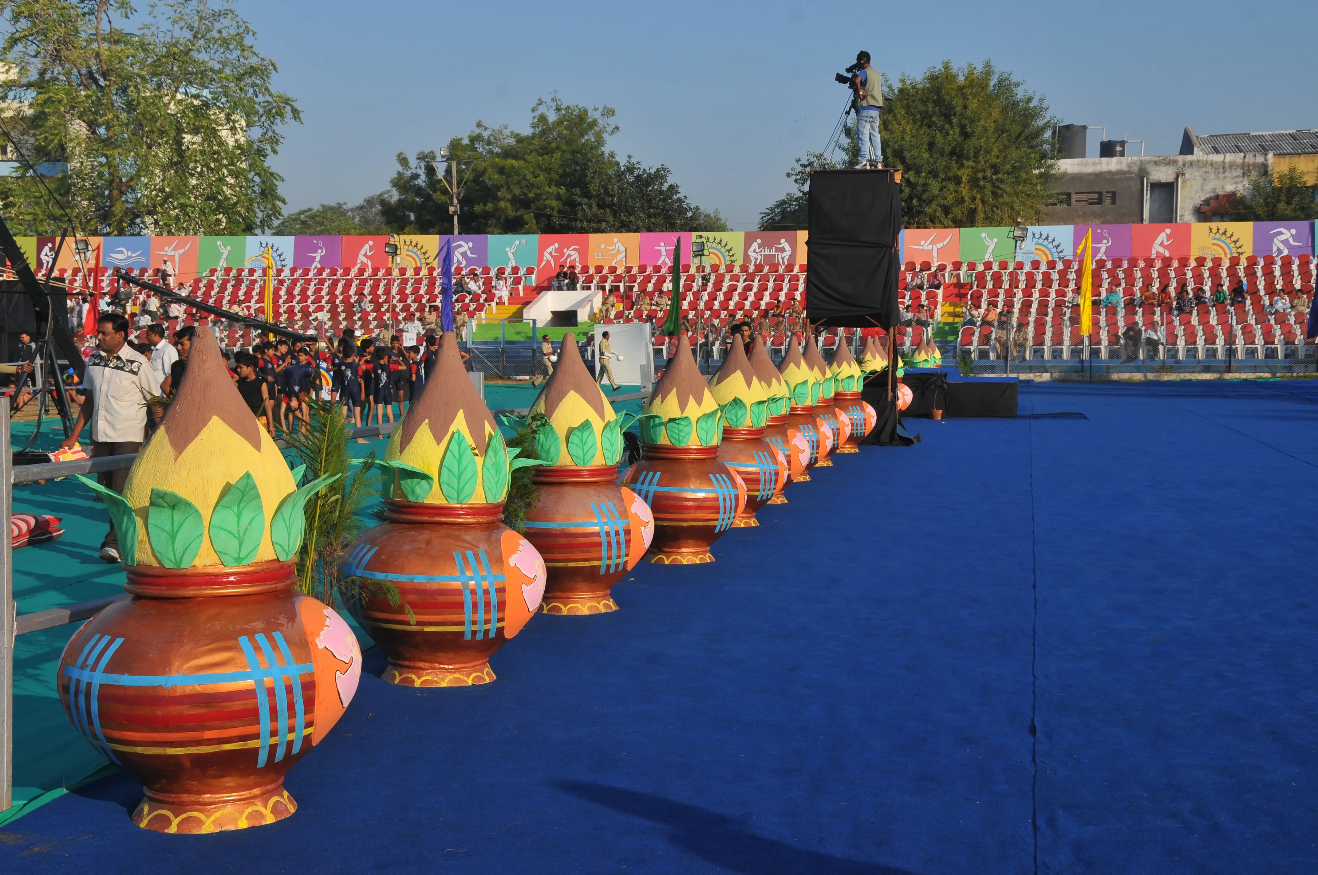 Glamour Events with group of people dressed formally posing